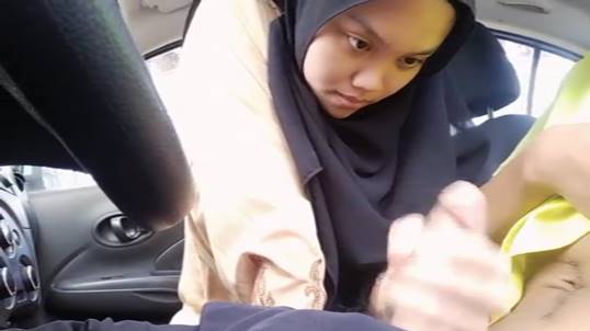 Bokep bocil malay jilbab ngocokin dimobil