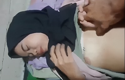 Bokep Indo | Paksa Bowcil Jilbab Sempit Sampe Keenakan