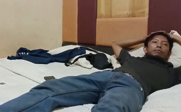 Bokep Indo Pensiunan Satpam Di sepong sama Abg bokepindo68